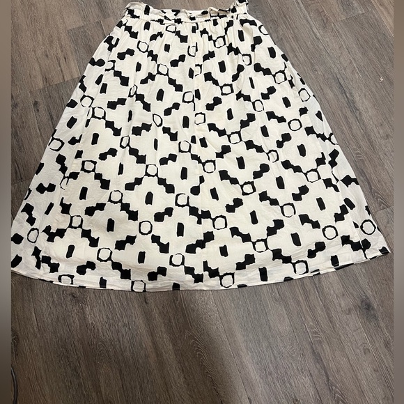 H & M Black and White Abstract Print Button Up Skirt - Picture 2 of 7